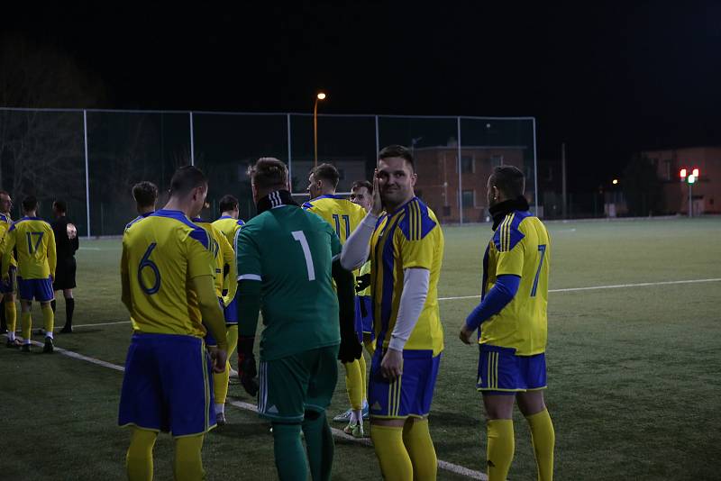 Fotbalisté Baťova (žluto-modré dresy) v přípravném zápase porazili Červený Kostelec 10:1.