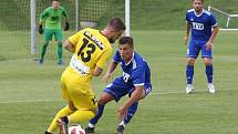 Fotbalisté Slavičína (v modrých dresech) zvítězili ve 2. kole divize E na hřišti konkurenčního Strání 2:0