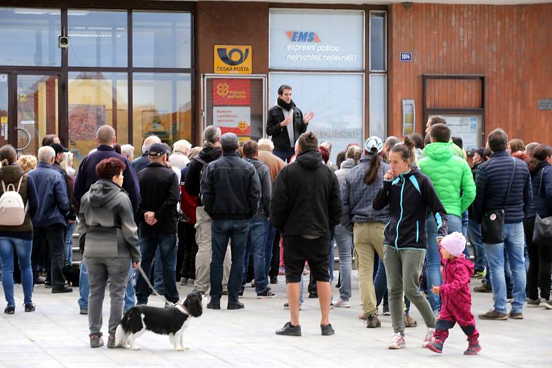 Demonstrace proti bourání hostince Horního v Malenovicích.