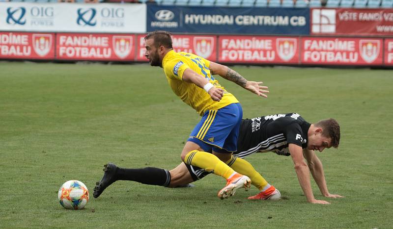 Fotbalisté Zlína (ve žlutých dresech)  prohráli v 8. kole FORTUNA:LIGY na hřišti nováčka z Českých Budějovic 0:2.