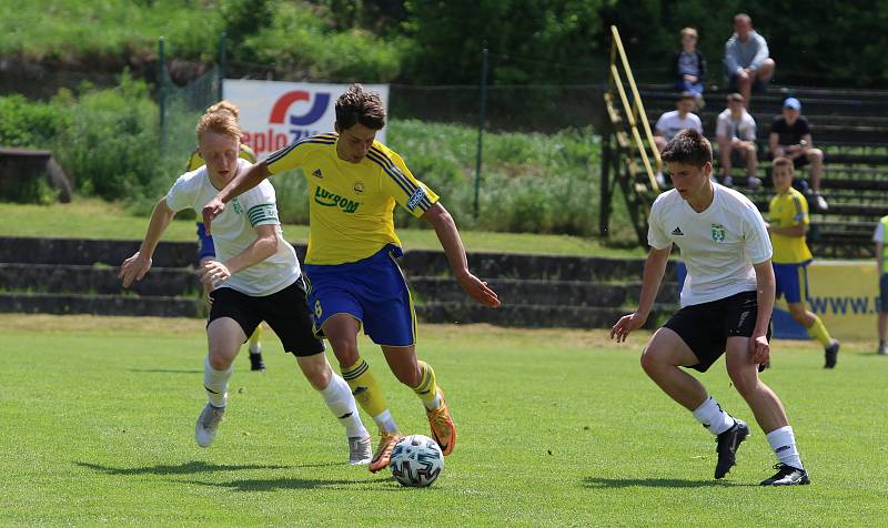 Starší dorostenci Zlína (žluté dresy) v předposledním zápase sezony zdolali Karvinou 2:1.