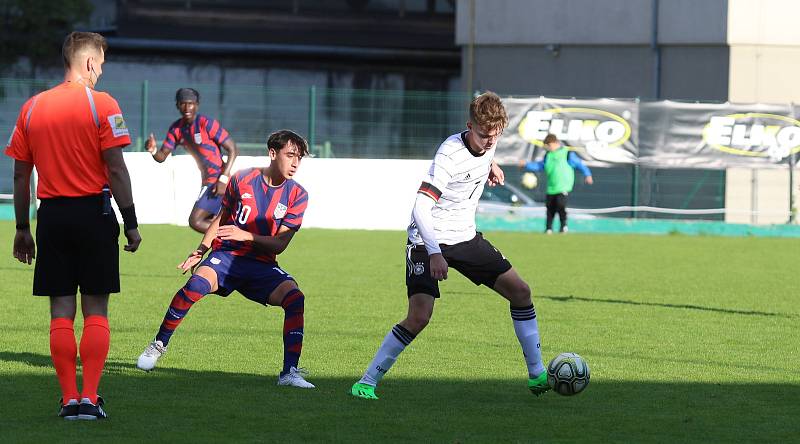 Fotbalisté Německa (bílé dresy) do osmnácti let zdolali na stadionu ve Zlíně Ameriku 2:0