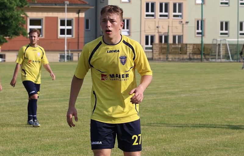 Fotbalisté Újezdu (ve žlutých dresech) v nedělním přípravném zápase podlehli Valašským Kloboukům 2:6