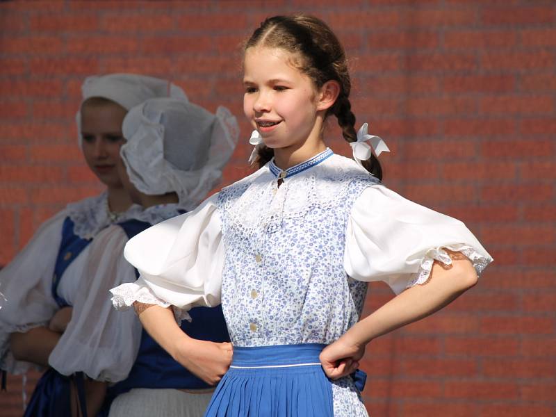 Na Jižních Svazích tančilo a zpívalo osm folklorních souborů.