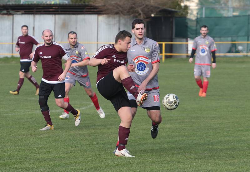 Malenovičtí fotbalisté (v šedých dresech) vyrazili za záchranou, když doma zdolali Jaroslavice 2:0.