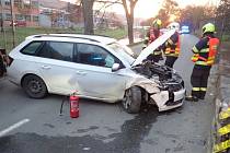 Řidič projížděl na Nábřeží ve Zlíně a narazil do betonové zídky. Auto skončilo napříč silnicí, řidič v péči zdravotníků.