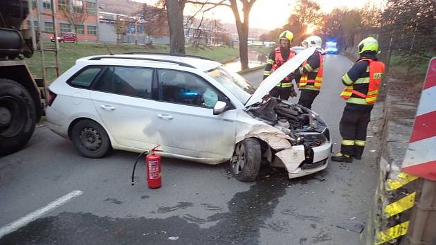 Řidič projížděl na Nábřeží ve Zlíně a narazil do betonové zídky. Auto skončilo napříč silnicí, řidič v péči zdravotníků.