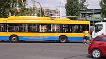 V centru Zlína se srazil trolejbus s cestujícími a nákladní vozidlo.