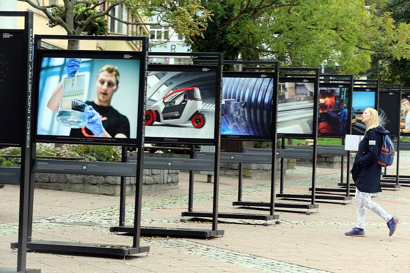 Výstava Czech Industry Photo na náměstí Míru ve Zlíně.