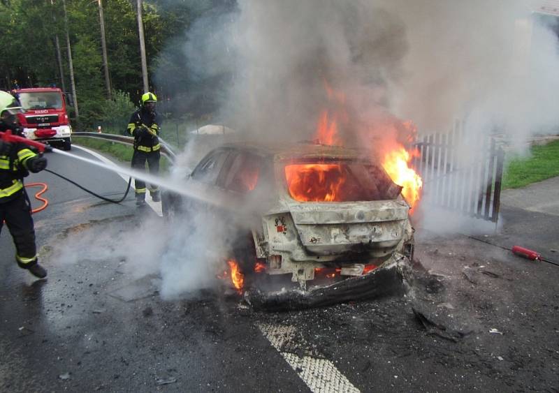 Plameny pohltily celý závodní automobil. Škoda je téměř šest milionů korun