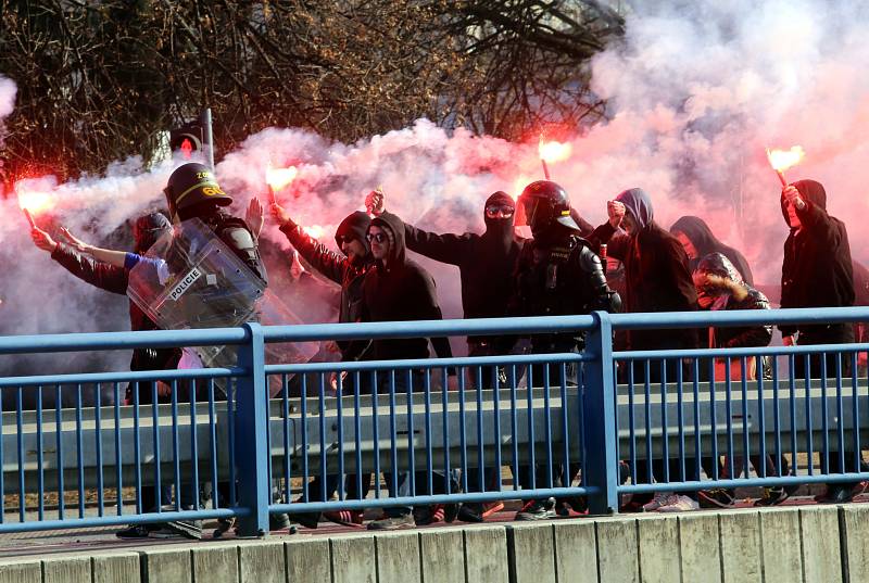 Fastav Zlín (ve žlutém) proti FC Slovácko