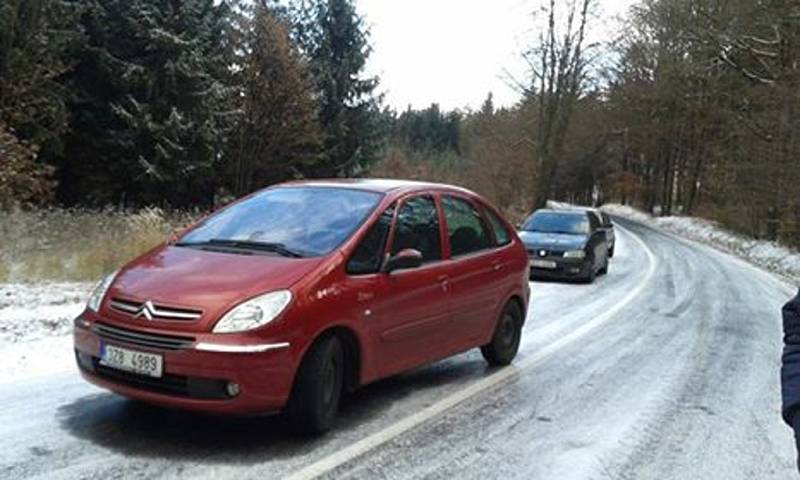 Dopolední a ranní fotky čtenářky paní Velikovské - cesta Racková - Zlín a Zlín - Racková. Zablokována doprava na 4 hodiny z obou stran. Ledovka a několik dopravních nehod, nehoda i školního autobusu - skončil v příkopě.