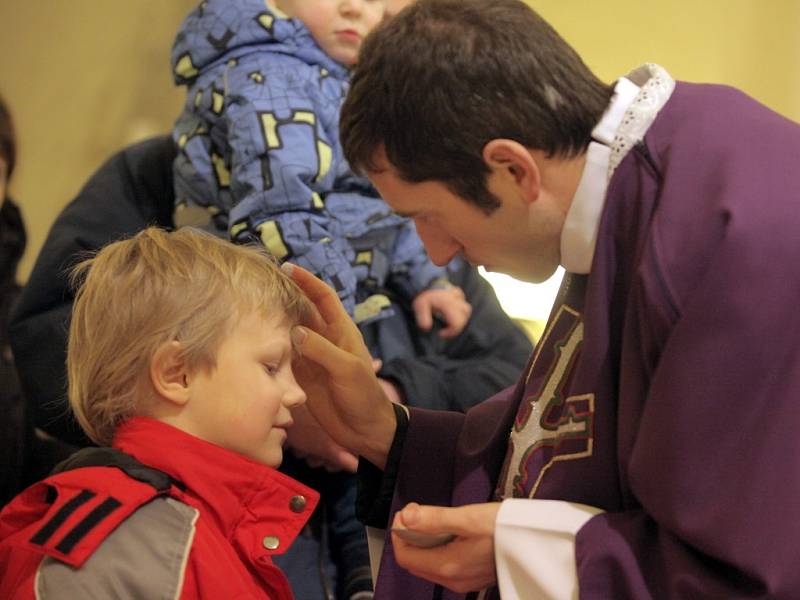 Popeleční středa v kostele sv. Filipa a Jakuba ve Zlíně.