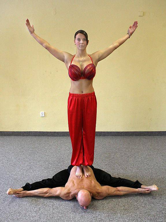 Bob Divílek, zlínský akrobat, společně se svou profesní partnerkou Erikou Krajíčkovou.