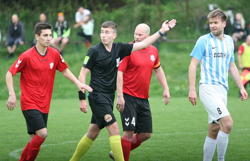 Fotbalisté Příluk (v červeném) v rámci I. B třídy skupiny A pokračují v jarní spanilé jízdě, v nedělním duelu 21. kola doma porazili 2:0 Poličnou.