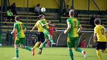 Fotbalisté Napajedel (v zeleném) v sobotu v rámci 20. kola krajského přeboru doma remizovali s Velkými Karlovicemi 1:1.