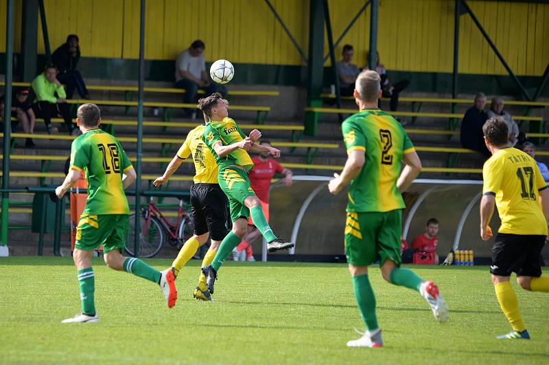 Fotbalisté Napajedel (v zeleném) v sobotu v rámci 20. kola krajského přeboru doma remizovali s Velkými Karlovicemi 1:1.