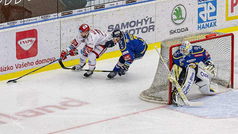 Hokejisté Zlína (v modrém) proti Třinci. Na snímku Noseka a Huf