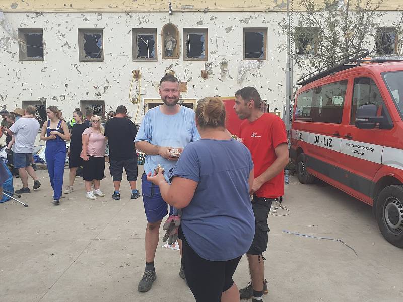 Moravská Nová Ves, sobota 26. června 2021. Přijely desítky dobrovolníků pomáhat s odstraňováním s následky čtvrtečního tornáda, které se prohnalo obcí.