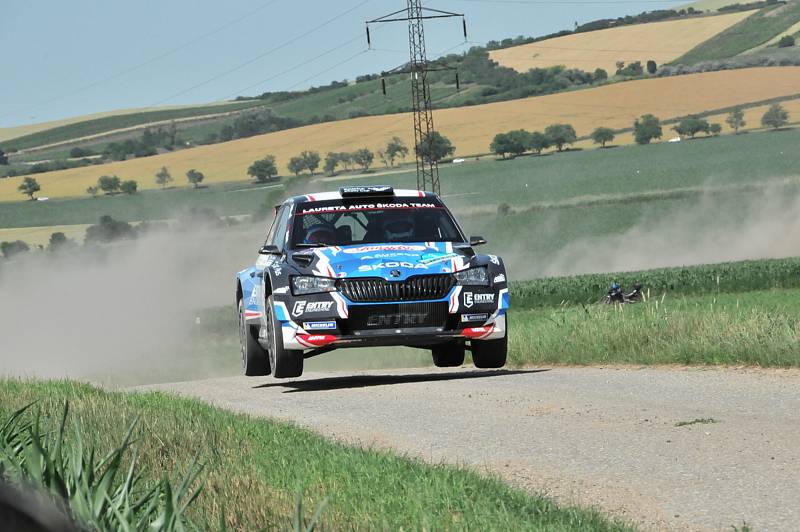 Vítězem 17. ročníku Agrotec Petronas Syntium Rally Hustopeče se stal Jan Kopecký (Škoda Fabia Rally2 evo), který o necelých sedm vteřin porazil Václava Pecha (Ford Focus WRC).