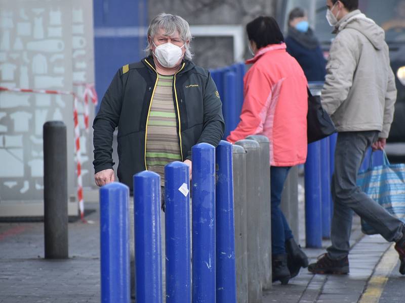 První den povinného nošení respirátorů v Kroměříži, 25. února 2021.