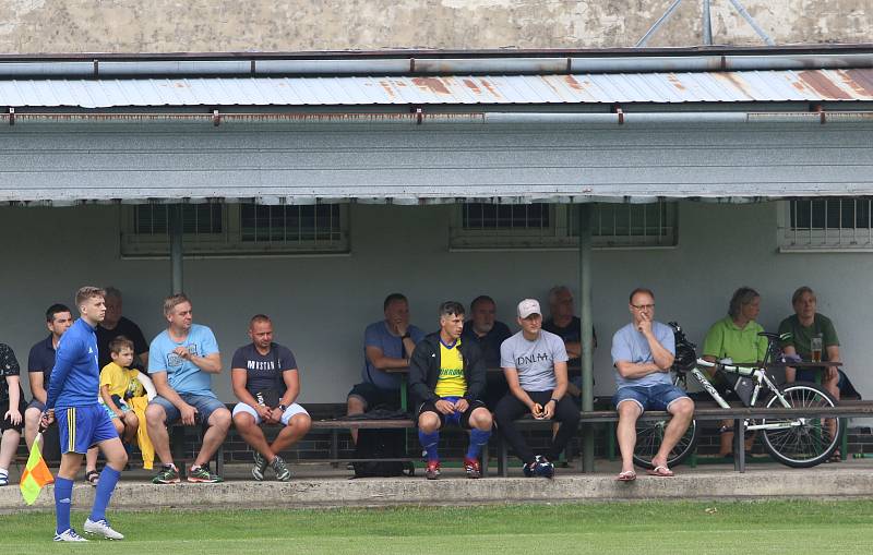 Fotbalisté Luhačovic (ve žlutých dresech) zvítězili na hřišti Sokola Veselá 4:3.