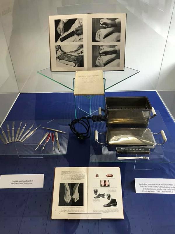 Originální výstava Baťův pedikér přibližuje rozmach řemesla, který významně ovlivnila světová obuvnická firma ze Zlína. K vidění jsou propagační materiály firmy Baťa, publikace i nástroje.