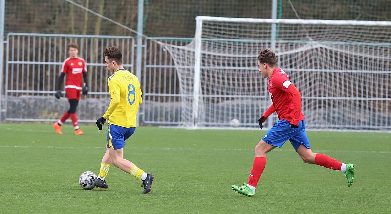 Starší dorostenci Zlína (žluté dresy) ve třetím přípravném zápase remizovali s Rakówem Częstochowa 1:1