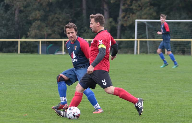 Fotbalisté Mladcové B  (modré dresy) v 10. kole okresního přeboru Zlínska zdolaly Příluky 3:2.