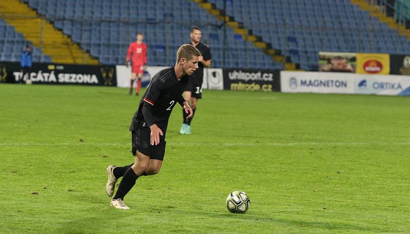 Český národní tým do osmnácti let (bílé dresy) vstoupil do turnaje Ježek Cup porážkou. Ve Zlíně nestačil na výběr Německa, kterému podlehl jednoznačně 0:4.