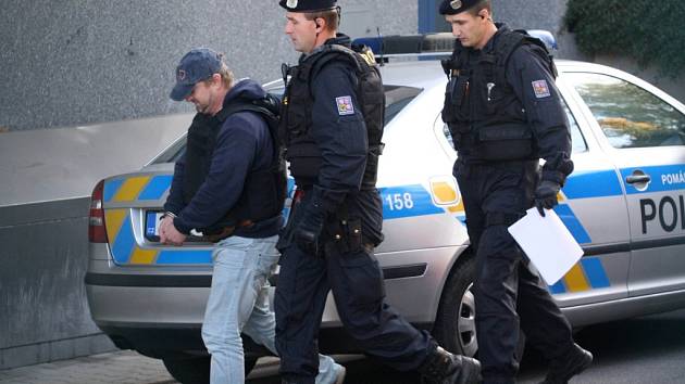Policisté přivážejí Pavla Čanigu k soudu ve Zlíně.  