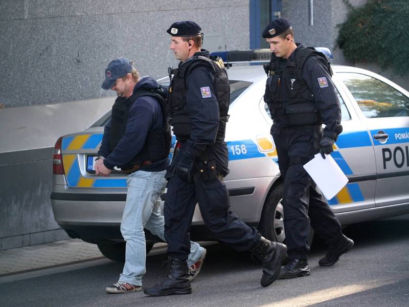 Policisté přivážejí Pavla Čanigu k soudu ve Zlíně.  