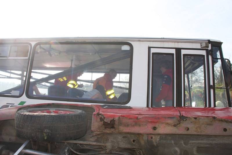 Hasiči cvičili zásah při nehodě autobusu a dvou automobilů