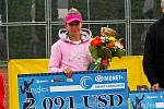 Rakušanka Melanie Klaffnerová (v bílém) ovládla 7. ročník mezinárodního tenisového turnaje žen kategorie ITF Smart Card Open Monet+ ve Zlíně, když v nedělním finále dvakrát přerušené deštěm bez větších problémů přehrála Slovenku Kristínu Kučovou 