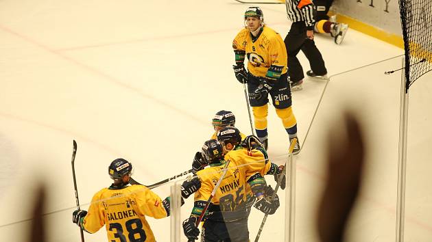 Hokejisté Zlína (žluté dresy) se ve 26. kole Chance ligy doma utkali s Duklou Jihlava.