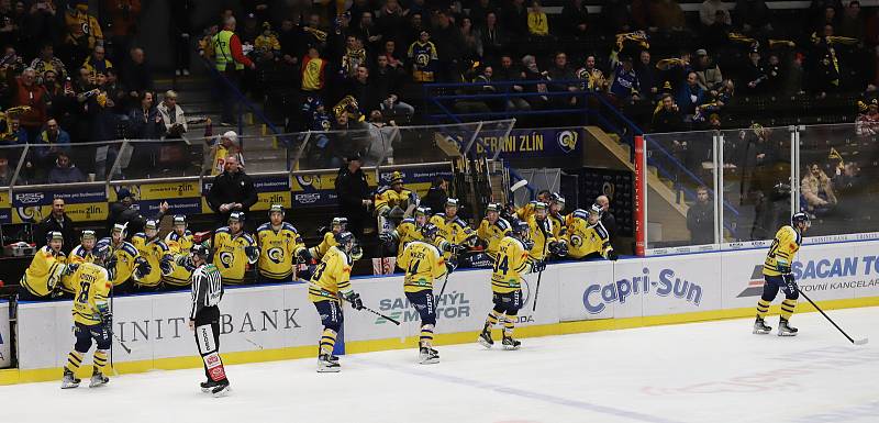 Hokejisté Zlína (žlutomodré dresy) se ve třetím semifinále Chance ligy poprvé ukázali na domácím stadionu.