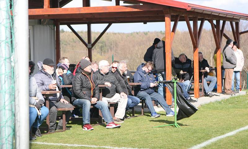 Fotbalisté Lhoty (v modrém) o víkendovém 16. kole I. B třídy skupiny B doma porazili Slavkov 6:2.