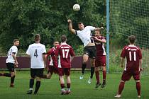 Fotbalisté Louk (v červeném) v úvodním duelu sezony I. B třídy skupiny B doma podlehli Dolní Lhotě 0:1.