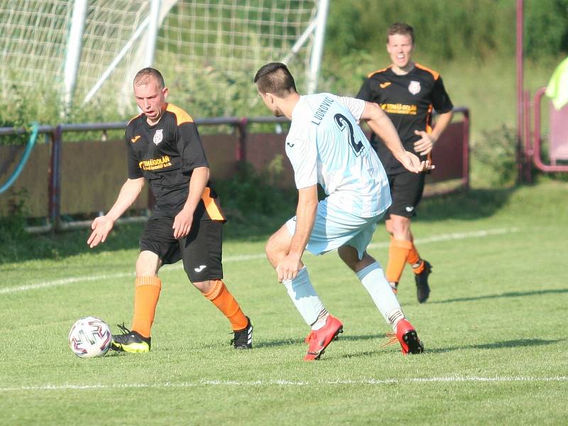 Bezbrankovou remízu přinesl sobotní fotbalový duelu I. B třídy skupiny B v Loukách, kde uhrály Ludkovice (bílo-modří) cenný bod.