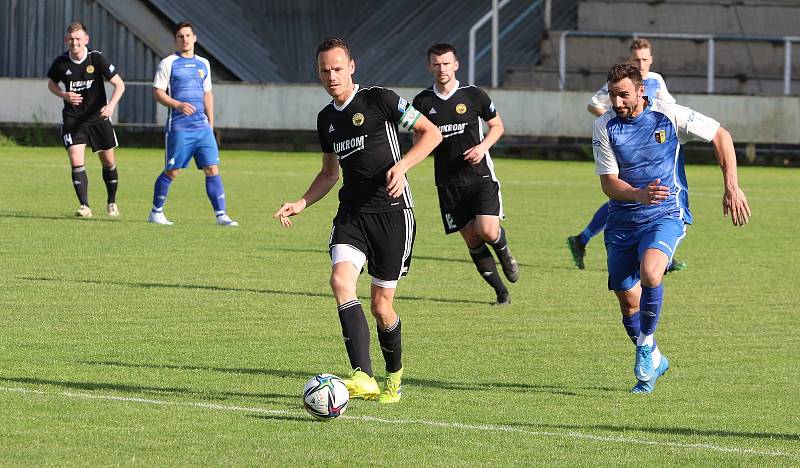 Fotbalisté Luhačovic (v černém) v rámci 23. kola krajského přebor nečekaně zvítězili ve Slušovicích 1:0.