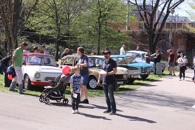 Na 2. ročníku automobilové show CzechDrive si přišli na své zejména zarytí automobiloví fanoušci. Počty exponátů se vyšplhaly téměř ke dvou stovkám.