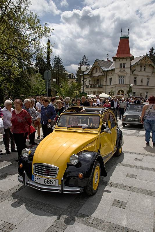 Sobotní slunný den vnesl lidem úsměvy do tváří. Program zahájení lázeňské sezóny si náležitě užili.