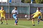 Fotbalisté Otrokovic (modro-bílé dresy) podruhé v sezoně zvítězili, porazili Jihlavu "B" 2:0.