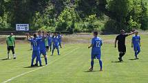 Fotbalisté Jasenné (modré dresy) smetli mužstvo Slopné 5:0.