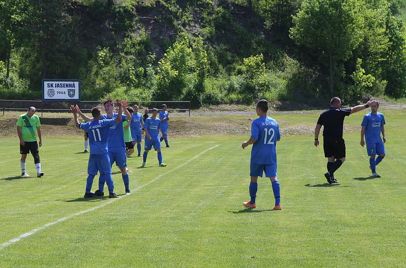 Fotbalisté Jasenné (modré dresy) smetli mužstvo Slopné 5:0.