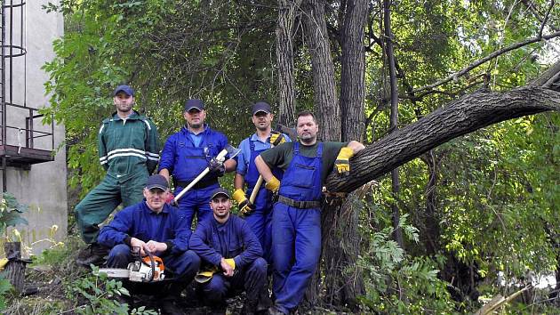 Šestičlenný tým strážníků se vydal dobrovolně pomáhat do zaplavené Chrastavy. Při práci se hodily i zkušenosti a schopnosti, které strážníci využívají i při každodenní službě.