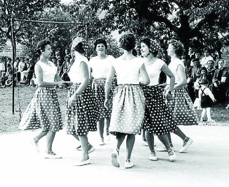 MORAVSKÁ BESEDA. Kulturní dění v Pozlovicích má velkou tradici. 1. července 1962 se v obci pořádal Tělovýchovný den. Zaujatí malí chlapci přihlížejí tanci žen, které na této události vystoupily se skladbou Moravská beseda.