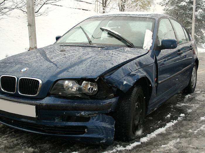 Řidiče toho BMW včerejší ráno moc zřejmě nepotěšilo.