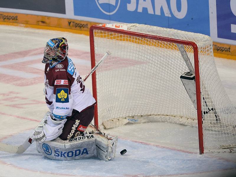 Čtvrtfinále play off hokejové extraligy - 2. zápas: HC Sparta Praha - PSG Zlín, 17. března v Praze. Brankář Sparty Tomáš Pöpperle inkasuje čtvrtý gól.