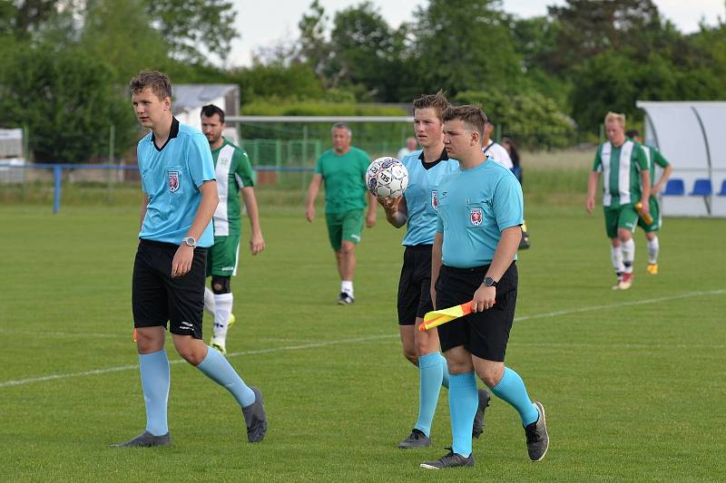 Fotbalisté Tlumačova (tmavé dresy) ve 23. kole I. B třídy skupiny doma přehráli Ostrožskou Novou Ves 4:0.